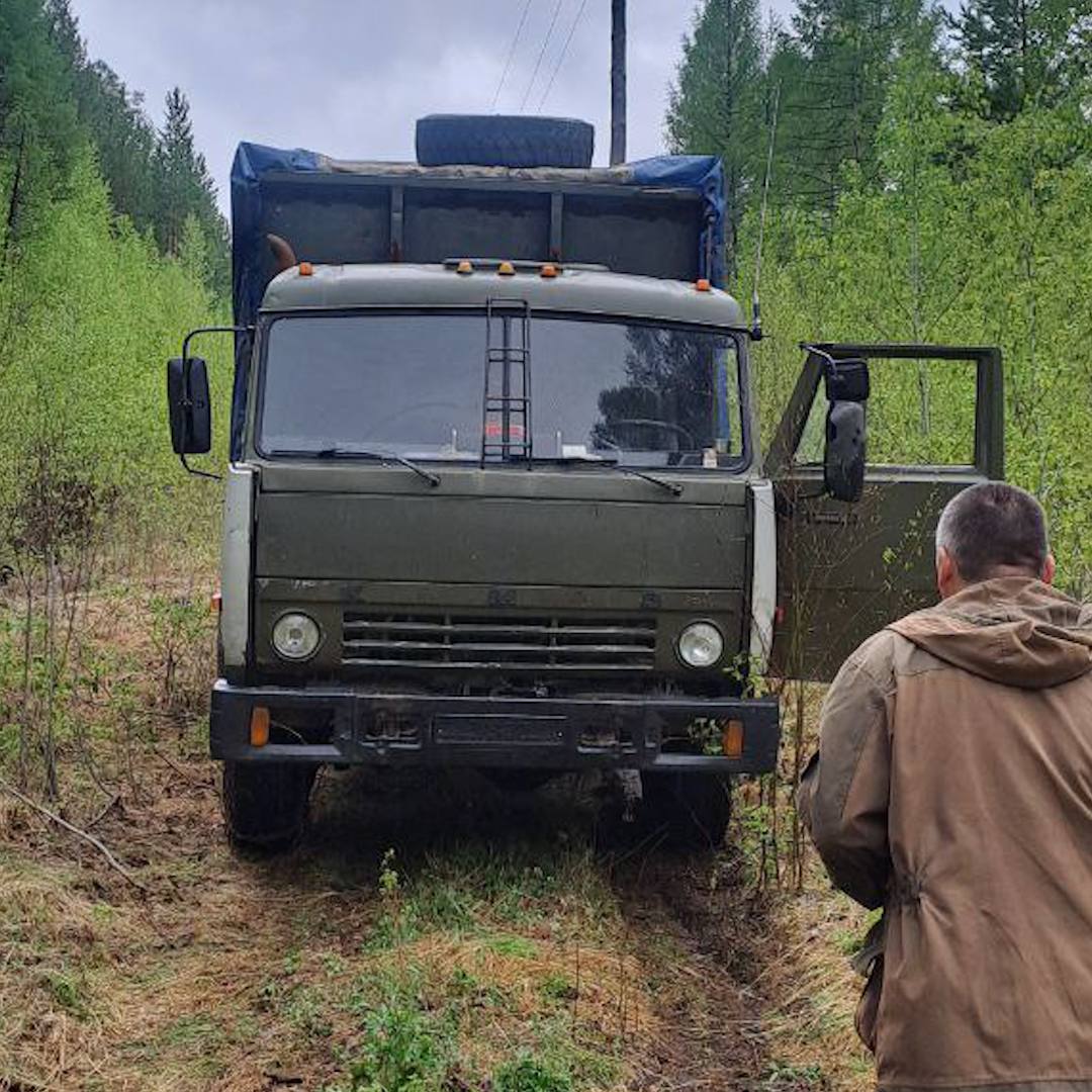 Умельцы из Бурятии соорудили майнинг-ферму прямо в КамАЗе. Спецы "Россети Сибирь" обнаружили, что кто-то незаконно подключился к электролинии на 10 киловольт. Поблизости заметили грузовик и двух подозрительных мужчин — те тут же прыгнули во внедорожник и уехали. На место вызвали полицейских — внутри большой машины нашли 95 асиков и мощный трансформатор, который мог бы питать небольшой посёлок. Владельцев передвижной криптолаборатории ищут.