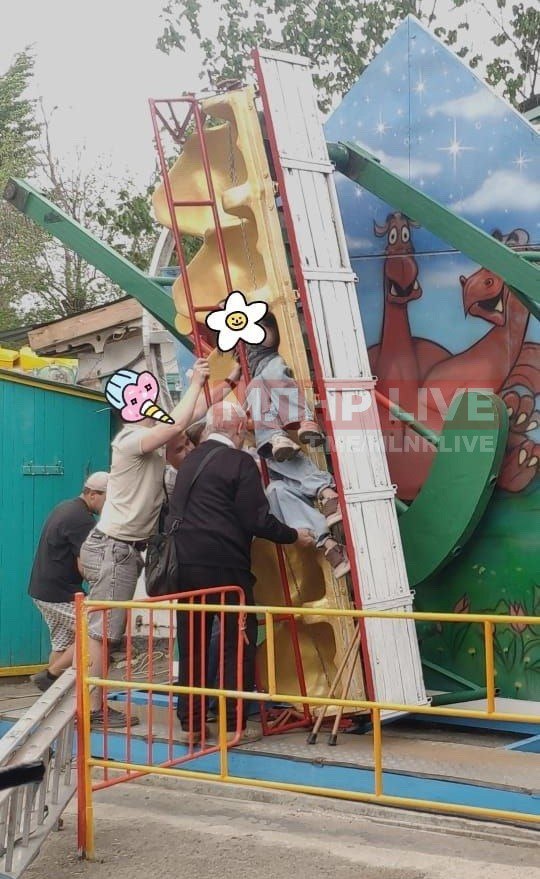 В луганском парке 1 Мая поплохело одному из аттракционов, пишут в соцсетях. Судя по фото, в момент происшествия на нём находились дети. Подробностей пока нет. Прислать новость Подписаться