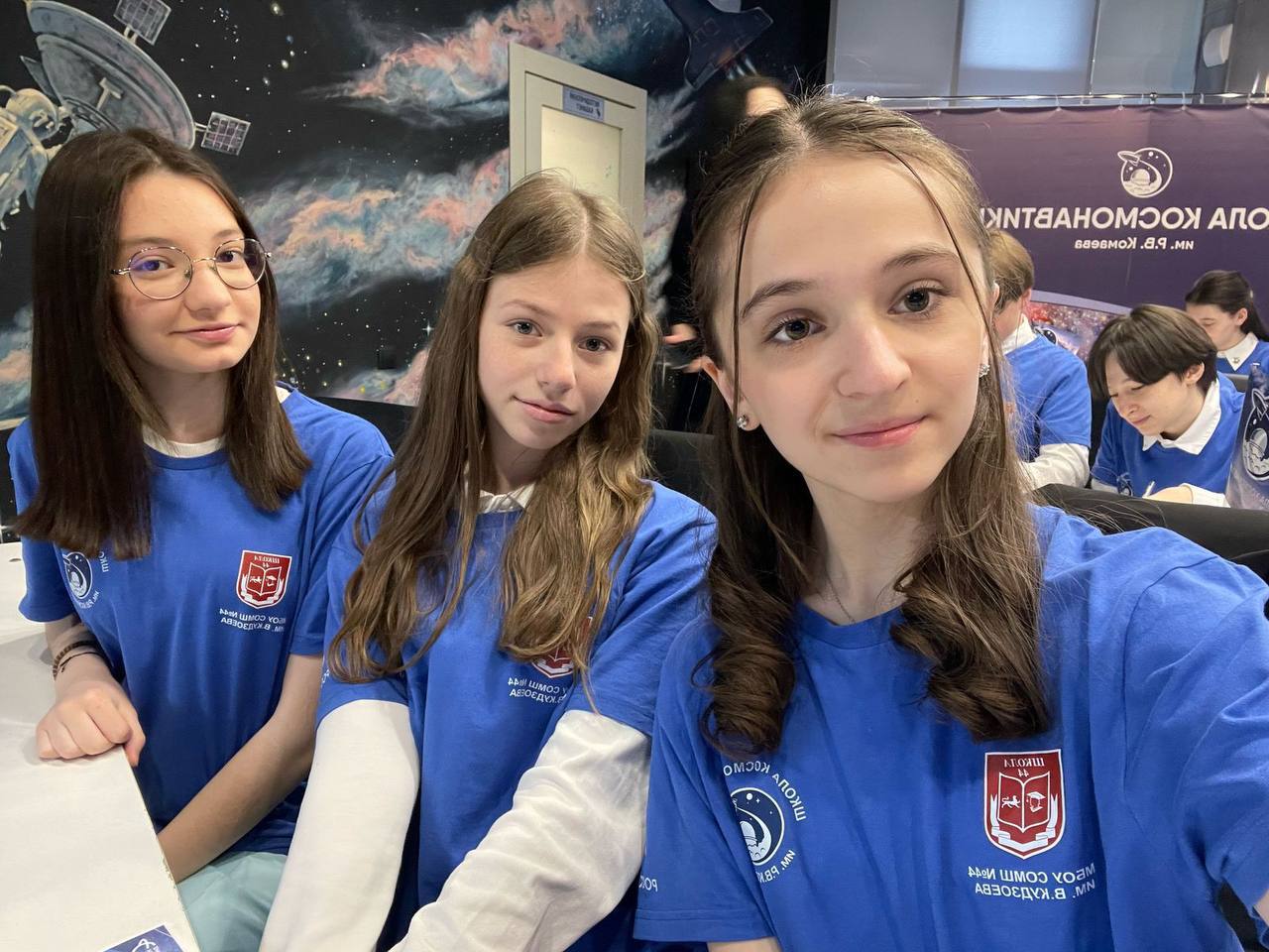 ВПЕРЕД К ЗВЕЗДАМ Команда Школы космонавтики им Р В Комаева вышла в финал Всероссийского проекта Космическая экспедиция первых 2025 реализуемого в рамках федерального проекта Мы вместе национального проекта Молодежь и дети Обучающиеся Школы космонавтики стали финалистами проекта Космическая экспедиция первых 2025 Проект реализуется Движением Первых совместно с Госкорпорацией Роскосмос и направлен на развитие интереса школьников к исследованию космоса Ребята успешно прошли испытания показав знания в области космоса инженерии и науки а также умение работать в команде Состав команды Ариант Кокоев пилот командир экипажа Мария Туаева учёный Эвелина Манукян врач Эвелина Гобеева астрофизик Георгий Ревазов инженер Наставником команды является педагог Школы космонавтики Солаева Елена Валериановна С 26 по 29 августа ребята примут участие в образовательном интенсиве в Москве По итогам интенсива будет сформирована сборная команда которой предстоит уникальная возможность посетить космодром Байконур и стать участниками мероприятий посвящённых запуску ракеты образование15 Молодежь дети