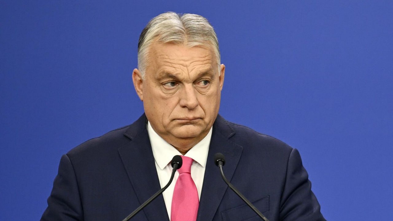 Виктор Орбан обвинил украинских кибермошенников в краже денег у венгерских семей Как заявил премьер страны, в последнее время интернет-аферисты активизировались. Правительство усилит меры борьбы с кражей денег венгерцев, сообщил глава кабмина. «Достаточно одного неудачного клика, и семейные сбережения улетают. Мошенники таким образом в год наносят венгерским семьям ущерб в размере восьми миллиардов форинтов 22,5 миллиона долларов », — сказал Орбан в видеообращении. Он напомнил, что недавно в стране ликвидировали подобную сеть кибермошенников из 19 человек, связанную «с украинской организованной преступностью». Подпишись на «Говорит Москва»