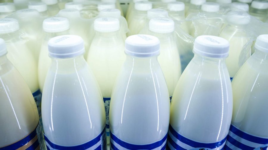 В России зафиксировали переизбыток молока Российские производители сырого молока столкнулись с затовариванием складов Эту информацию Известиям подтвердили гендиректор группы компаний Молвест Анатолий Лосев заместитель гендиректора по животноводству ГК Агропромкомплектация Светлана Трофимова а также топ менеджер крупного агрохолдинга Перепроизводство фиксируют и небольшие хозяйства рассказал член Ассоциации Народный фермер председатель Союза крестьянских хозяйств и потребительских кооперативов Свердловской области Андрей Аникьев   www infoorel ru news v rossii zafiksirovali pereizbytok moloka html