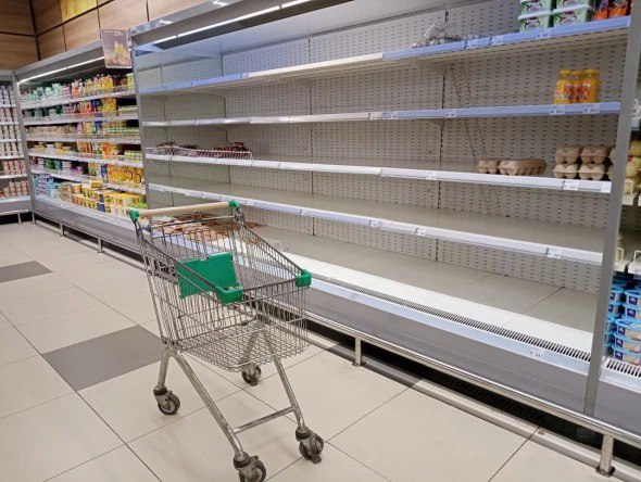 Дальний Восток — один из лидеров в стране по заказу еды Около 40% жителей Дальнего Востока заказывают готовую еду из ресторанов или кафе каждую неделю. Такой вывод сделали эксперты из агентство мобильного маркетинга, изучая рынок онлайн-торговли продуктами в России. Этот показатель один из самых высоких в стране — больше только в Москве 48% и в Северо-Кавказском и Приволжском округах по 41% . На Дальнем Востоке большинство людей 78% предпочитают заказывать еду именно через доставку из кафе и ресторанов. В то же время только 15% жителей региона покупают продукты онлайн, что является самым низким показателем среди всех федеральных округов. Также эксперты отмечают, что жители ДФО менее склонны к онлайн-покупкам в целом. Причинами этого могут быть слабое развитие крупных онлайн-игроков, сильная роль традиционных рынков и местных магазинов, а также низкий уровень доходов. В регионе 54% людей всё ещё предпочитают ходить в магазины сами, потому что не хотят ждать доставку или просто любят походы за покупками. Интересно, что только 48% покупателей регулярно покупают продукты в одних и тех же магазинах. Это связано с тем, что многие локальные ритейлеры не предлагают доставку, поэтому люди чаще заказывают у крупных федеральных сетей онлайн, а в офлайн — посещают местные магазины. Что касается расходов, жители ДФО тратят в среднем около 3,4 тысяч рублей на покупки продуктов — больше среднего по стране 2,7 тыс. . Молодые люди 18–24 лет тратят на продукты около 5,4 тысяч рублей в месяц, а 25–34-летние — около 4,5 тысяч. В целом на продукты жители региона расходуют примерно 27,6 тысяч рублей в месяц — это третий показатель по стране после Москвы и Северо-Западного округа. Источник: РБК Восток