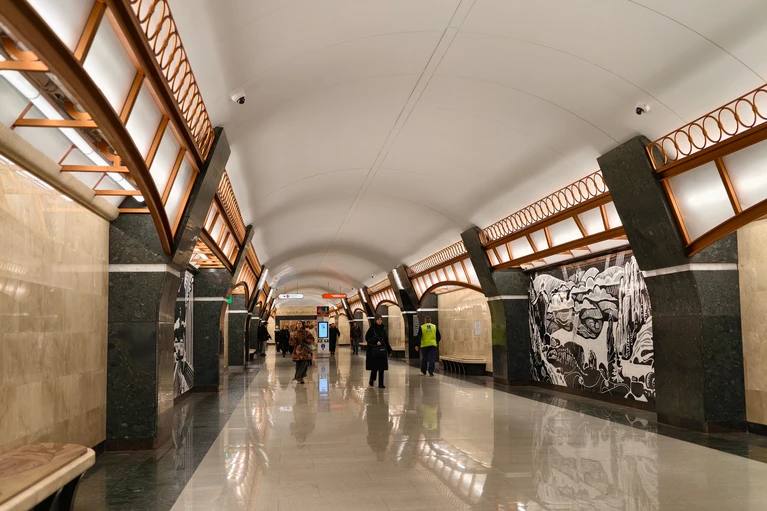 Симфонический концерт пройдёт на станции Горный институт Предновогодний концерт Следующая станция Классика пройдёт сегодня на платформе станции метро Горный институт в 15 00 Государственный симфонический оркестр Классика под управлением заслуженного артиста России Александра Канторова исполнит произведения Чайковского Моцарта и Штрауса Алексей Булатов Читай нас в MAX Читай нас в Telegram