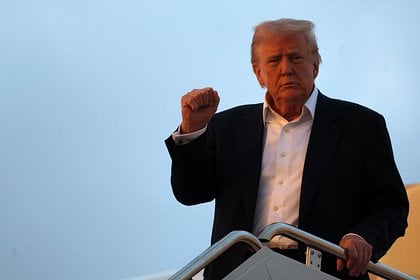 Трамп допустил личную встречу с Путиным в мае Президент США Дональд Трамп допустил, что может встретиться с российским лидером Владимиром Путиным в Саудовской Аравии в мае. Об этом сообщает ТАСС. Трамп намерен посетить королевство в середине месяца. На вопрос о возможной встрече с российским коллегой он ответил, что пока об этом не думал. «Я не знаю, мы должны подумать об этом», — добавил политик. Ранее Трамп заявил, что лидеры стран Евросоюза неоднократно обращались к нему с просьбой связаться с Путиным, так как он якобы не отвечает на их звонки.