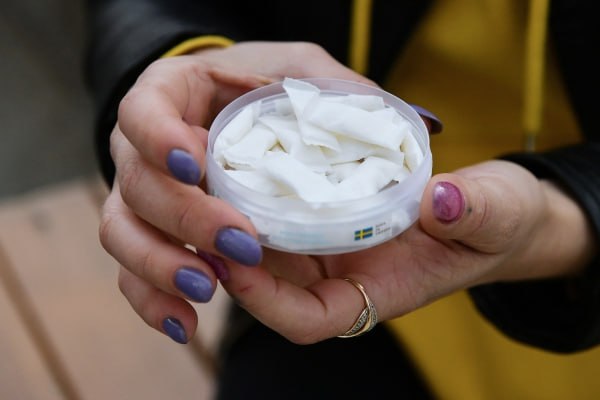 Пульмонолог предупредил о вреде «белого снюса» для сердца и ЖКТ Продукт может вызывать сильную зависимость и предраковые состояния. Его употребление не менее опасно, чем курение. Об этом в беседе с радиостанцией «Говорит Москва» сообщил врач-пульмонолог, терапевт, кандидат медицинских наук Иван Тарасенко. Белый снюс — это такой никотиновый пакетик. Считается, что это безопасная штука, но это тоже несёт свои серьёзные риски. Он опасен, потому что там высокая концентрация никотина, и в отличие от сигарет один пакетик может содержать до 30 мг и больше никотина. Это гораздо больше, чем в сигарете. Может вызывать быструю и сильную зависимость, большую нагрузку на сердце и сосуды. Это риск для полости рта, потому что это может вызывать не только раздражение слизистой, не только во рту, но и вызывать предраковое состояние в желудочно-кишечном тракте.