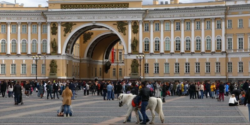 На Дворцовой начали монтировать трибуны ко Дню Победы По данным городской администрации, к празднику распространят более 675 тысяч георгиевских ленточек. Ожидается, что во всех районах пройдут концерты с участием артистов городских театров, а на площадях и в парках установят полевые кухни.