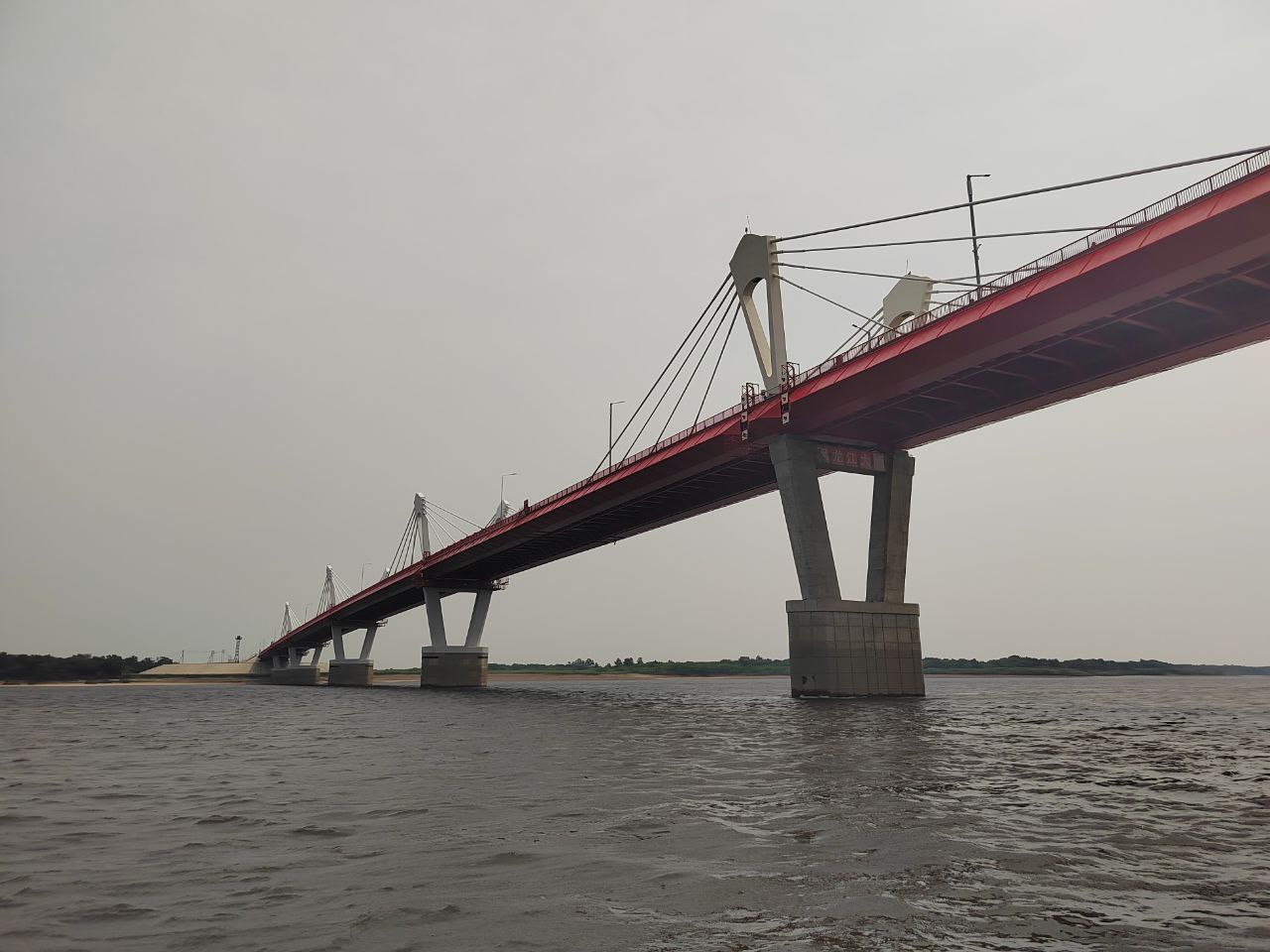 Пассажиропоток на мосту через Амур резко вырос после отмены виз С 10 декабря прошлого года по 10 декабря 2025 го по автомобильному мосту через Амур между Хэйхэ и Благовещенском проехали более 120 тысяч пассажиров пишет Biang ru 1 декабря зафиксирован пик пассажиропотока 677 человек за сутки когда Россия отменила визы для китайских туристов При этом безвиз для россиян действует с 15 сентября 2025 года С тех пор рост числа туристов из России в Хэйхэ составил 42 Пассажирское движение через пункты пропуска Хэйхэ и Кани Курган было открыто год назад 10 декабря В целом с момента запуска автомобильного моста в июне 2022 года по нему прошло в обе стороны 140 тысяч транспортных средств общий грузооборот превысил 1 6 миллиона тонн