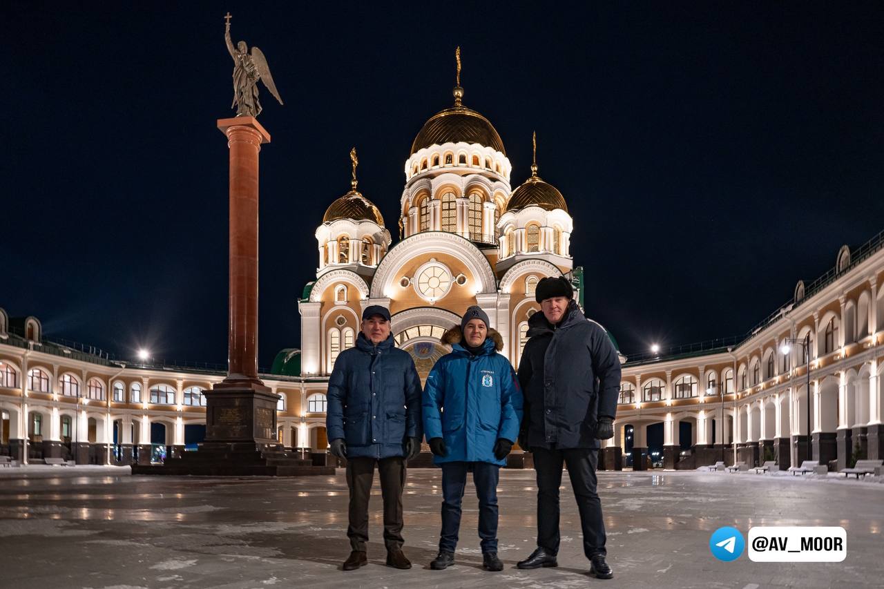 Главы "тюменской матрешки" собрались в Салехарде для разговора про Арктику    Губернаторы Тюменской области Александр Моор и ХМАО Руслан Кухарук прибыли в Салехард по приглашению главы Ямала Дмитрия Артюхова. Встреча нацелена на обмен опытом в реализации инфраструктурных проектов для укрепления межрегионального сотрудничества, а также обсуждение вопросов развития субъектов, включая вопрос Арктической зоны.     Такой «мозговой штурм» позволит создать эффективные стратегии развития, что повлияет на улучшение жизни населения.     Александр Моор