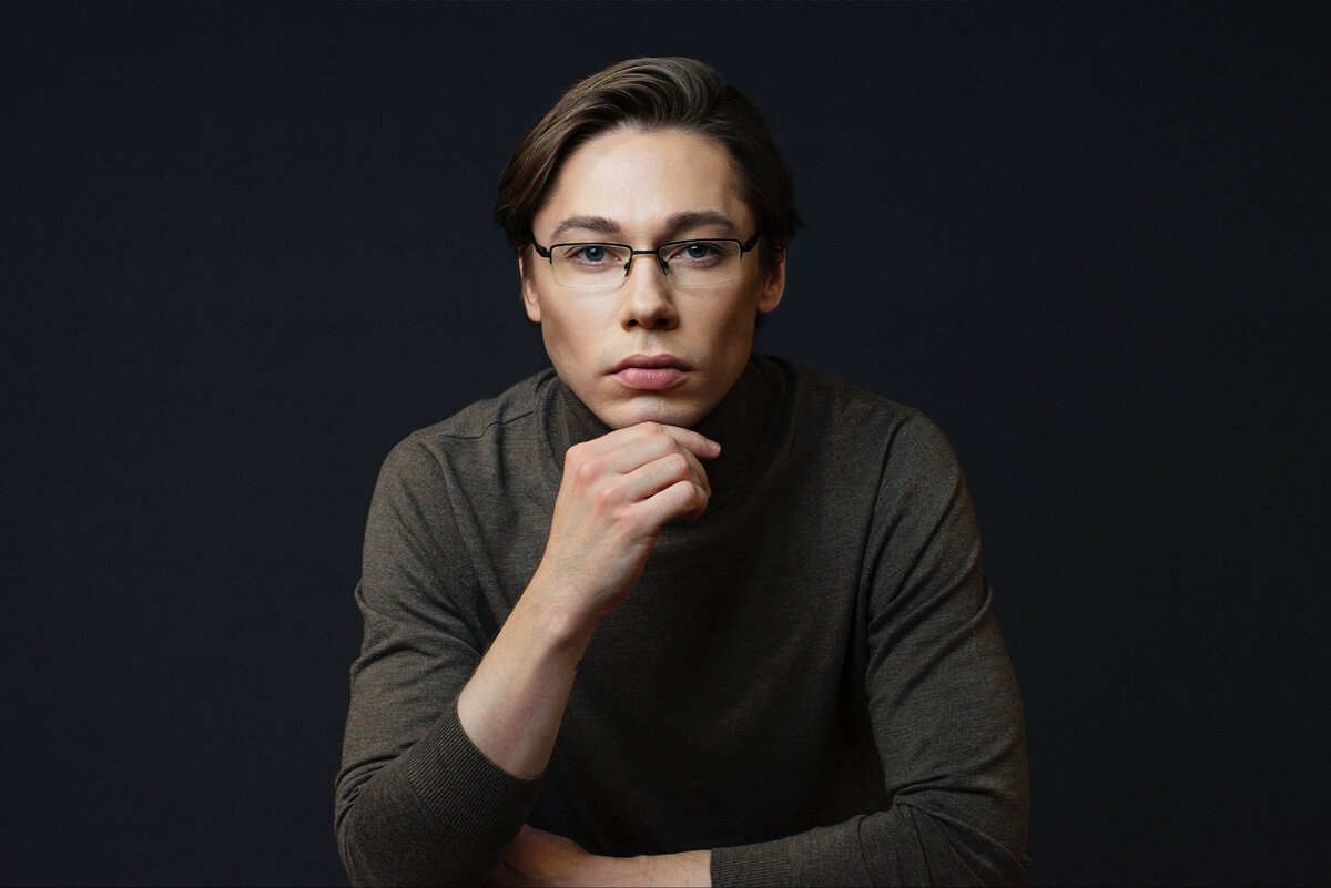 Выпускник ГИТИСа Дмитрий Бикбаев назначен художественным руководителем Театра «На Покровке» Выпускник ГИТИСа, режиссёр, продюсер, руководитель Открытого театрального пространства «Арт-платформа» в Креативном пространстве Новый Манеж, художественный руководитель Московского независимого театра «Театр-студия «15» Дмитрий Бикбаев назначен художественным руководителем Театра «На Покровке». Назначение Дмитрия стало результатом Всероссийского открытого конкурса по формированию кадрового резерва в театрах Москвы «Таланты». В течение нескольких месяцев молодые люди повышали квалификацию в ГИТИСе, стажировались в ведущих театрах столицы и разрабатывали авторские проекты. «Дмитрий, несмотря на свой ещё довольно молодой возраст, зарекомендовал себя как один из самых ярких молодых театральных режиссёров. Под его руководством «Арт-платформа» стала излюбленным культурным пространством для москвичей. Руководство ей он также продолжит», — прокомментировал назначение глава Департамента культуры Москвы Алексей Фурсин. Поздравляем Дмитрия Бикбаева с назначением! И — искренне рады за него!