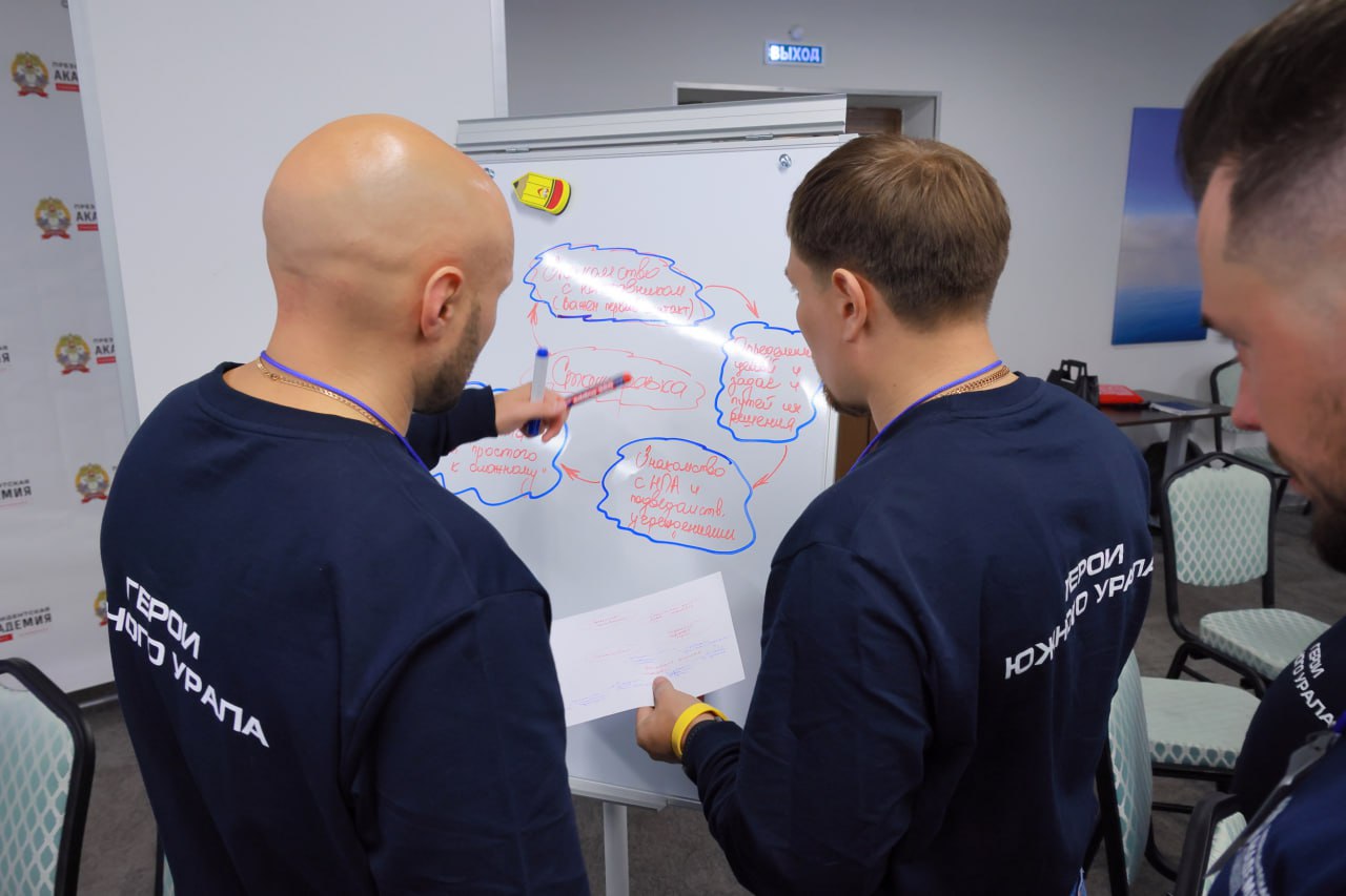 Ветеран СВО обсудил важность профессии учителя со студентами Челябинска Патриотизм уникальность профессии учителя и работа на благо Родины об этом говорил ветеран СВО участник кадровой программы Герои Южного Урала Иван Гайдук с первокурсниками Южно Уральского государственного гуманитарно педагогического университета Встреча прошла в Челябинской областной универсальной научной библиотеке Сегодня очень важно показывать молодым людям что их выбор профессии работать на благо нашего общества и страны это действительно значимый и нужный вклад в наше будущее отметил Иван Гайдук Я благодарен организаторам за возможность встретиться лично рассказать о своем опыте ответить на вопросы Прошедшая встреча стала заключительной серии патриотических мероприятий которые библиотека проводила в этом году На ее площадке состоялось пять встреч участников СВО со школьниками и студентами Проект будет продолжен в 2026 году Подписаться на vecherchel   Голосовать за канал