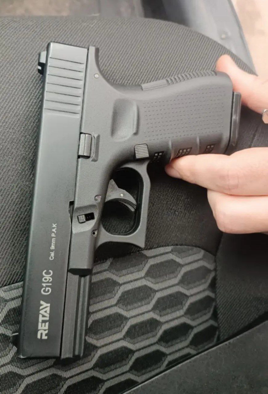 Сегодня днем в городе Белореченске пассажир автомобиля ВАЗ двигаясь по улице Гоголя достал предмет конструктивно схожий с пистолетом и произвел выстрел в воздух Находившиеся рядом сотрудники Росгвардии задержали двух молодых людей и передали полицейским которые доставили их в ОМВД России по Белореченскому району для дальнейшего разбирательства Установлено что 18 летний парень приобрел на маркетплейсе светошумовой пистолет и решив проверить эффект произвел один выстрел в воздух В отношении 18 летнего водителя и стрелявшего составлен административный материал по статье ч 1 ст 19 3 КоАП РФ Неповиновение законному распоряжению сотрудника полиции Перейти в наш канал МАХ Подпишись поделись krasnodarkray1 Прислать видео новость