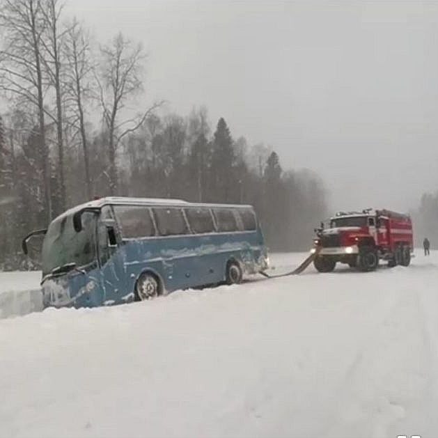 #Карелия #транспорт     Автобус «Петрозаводск-Вологда» улетел в кювет на трассе. Как сообщили в МЧС Карелии, рейсовый автобус вылетел в кювет в 10 км от Шелтозера. В нем были 15 пассажиров, среди которых двое детей. К счастью, пострадавших нет. Пожарные вытащили автобус из кювета, и он отправился дальше.  Фото с места происшествия опубликовал паблик «Карелия туристическая».