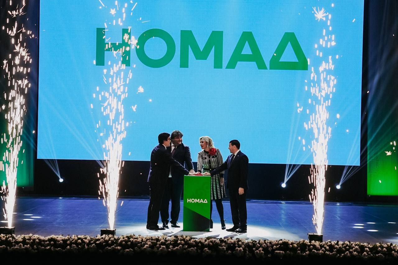 НТВ возвращается в Киргизию В Бишкеке состоялась торжественная презентация и официальный запуск нового телеканала Номад ТВ Он будет ориентирован на международную тематику и участие Кыргызской Республики в глобальных процессах а также на расширение гуманитарного и культурного сотрудничества с Российской Федерацией Кроме собственного контента Нормад ТВ будет транслировать программы российского телеканала НТВ вещание которого было прекращено в 2022 году Для нас это не просто проект Для нас это не просто телевидение Для нас это часть общего информационного и культурного пространства которое объединяет миллионы людей в наших странах Поэтому я искренне желаю всем нам успеха Александра Кошарницкая главный редактор НТВ Вещание будет вестись на русском языке при этом предусмотрена кыргызская аудиодорожка с синхронным переводом Сигнал Номад ТВ будет распространяться через цифровой эфир а также по крупнейшим кабельным сетям Это позволит охватить подавляющую часть населения страны включая отдалённые регионы Газпром Медиа Холдинг уделяет большое внимание продвижению культурного и исторического наследия России за рубежом В конце октября на фестивале российского кино в Киргизии показали пять картин Холдинга и его компаний выполненных в разных жанрах от военных драм до семейных и фантастических картин Фото Посольство России в Киргизии Газпром Медиа в MAX