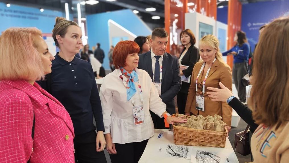 Тамбовская область заняла первое место в России по результатам мониторинга исполнения стандарта организации деятельности органов службы занятости регионов Награждение прошло в Москве в ходе работы Всероссийского кадрового форума главной дискуссионной площадки о будущем рынка труда В форуме принимают участие более 5 тысяч специалистов со всей страны Эксперты обсуждают актуальные задачи по кадровой наполняемости экономической сферы в ближайшие годы Тамбовскую область на форуме представляет Рассказовский кадровый центр который презентует участникам авторские профориентационные активности связанные с профессиями в области сельского хозяйства и строительства Деятельность службы занятости населения Тамбовской области соответствует задачам национального проекта Кадры Наши новости в МАХ