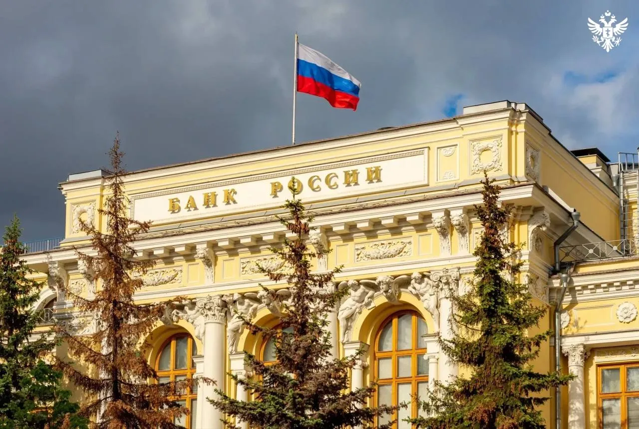 Банк России изменил порядок исключения из базы дропперов Банк России внёс дополнения в порядок исключения сведений из базы данных о мошеннических операциях так называемой базы дропперов Нововведения направлены на более оперативный учёт случаев когда клиент первоначально сообщил о мошенничестве но впоследствии признал операцию законной Согласно новому порядку если регулятор рассматривает заявление об исключении сведений из базы и направляет в банки запросы для уточнения обстоятельств кредитная организация обязана связаться с клиентом чьё обращение послужило основанием для внесения данных в базу Банк должен выяснить считает ли клиент операцию по прежнему мошеннической после чего передать результаты проверки в Банк России Механизм дополнительной проверки позволит оперативно учитывать случаи когда клиент первоначально сообщил о мошенничестве но впоследствии признал операцию законной К примеру человек обнаружил непонятное списание и обратился в банк Банк включил счета получателя в базу но позже клиент выяснил что списание связано с оплатой ранее им же оформленной подписки В таких случаях добросовестный получатель средств сможет быстрее быть исключен из списка дропперов сообщил управляющий Отделением Херсон Южного ГУ Банка России Иван Дудий Нововведения предусмотренные указанием Банка России вступают в силу со 2 мая 2026 года Также в документе закреплена норма о предоставлении Банком России сведений для отказа от зачисления средств полученных при мошенническом переводе этот порядок действует с начала 2026 года финансоваяграмотность Сайт ВК ОК MAX Администрация Херсонская область VGA Kherson SALDO VGA