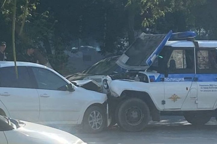 В Волгограде «Лада» протаранила патрульный автомобиль на ул. Штеменко 10 июля в Краснооктябрьском районе Волгограда легковой автомобиль выехал на встречную полосу и протаранил полицейскую машину. Авария произошла во второй половине дня. Последствия очевидцы засняли на фото. - В 15:00 водитель автомобиля «Лада Гранта» на ул. Штеменко выехал на полосу встречного движения и столкнулся с патрульным автомобилем УАЗ. В результате аварии сотрудники полиции не пострадали, - рассказали журналистам в пресс-службе ГУ МВД России по Волгоградской области. Отметим, водитель «Лады» в настоящее время проходит медобследование. За несколько минут до аварии он разговаривал с родными, сообщив, что плохо себя чувствует.