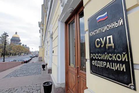 Конституционный Суд постановил что изменение страны назначения или наименования и адреса грузополучателя само по себе не может быть основанием для признания происхождения товара неподтвержденным поскольку сертификат о происхождении товара содержит верные сведения удостоверенные уполномоченным лицом Импортер ввез шины из третьей страны не ЕАЭС В сертификате о происхождении товара страной назначения была указана не Россия а другая страна ЕАЭС где находился первоначальный грузополучатель В декларации же указан итоговый грузополучатель в России Из за этих расхождений таможня посчитала происхождение товара неподтвержденным и потребовала от заявителя уплатить необходимую для такого случая антидемпинговую пошлину Общество не выполнило требований в выпуске товаров ему отказали Оспорить это не удалось Конституционный Суд РФ указал что обжалуемые нормы не противоречат Конституции В законе перечень обстоятельств дискредитирующих сертификат о происхождении является исчерпывающим и не включает в себя несоответствие сведений о стране назначения или о грузополучателе для целей тарифного регулирования Место назначения может меняться в ходе обычной хозяйственной деятельности При этом сертификат замене не подлежит и его подлинность под сомнение не ставится что не исключает необходимости представления иных подтверждающих документов Дело заявителя подлежит пересмотру Постановление Конституционного Суда Российской Федерации от 16 10 2025 34 П по делу о проверке конституционности статей 20 и 21 Федерального закона О таможенном регулировании в Российской Федерации и о внесении изменений в отдельные законодательные акты Российской Федерации в связи с жалобой общества с ограниченной ответственностью Атлант