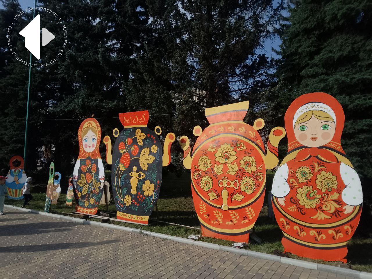 На главной площади в Рыбнице проходит фестиваль «Культура России в Приднестровье» Организованы тематические выставки и фото зоны, в воздухе витает аромат сладкой ваты. Детей бесплатно угощают мороженным и баранками, проводятся мастер-классы по аква-гримму. Артисты готовятся к выступлению. Тематический концерт начнется уже совсем скоро. Также пройдет конкурс «Русская коса» и дискотека.