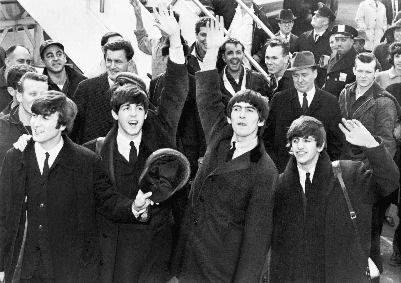 16 января Всемирный день The Beatles В этот день в 1957 году в Ливерпуле открылся клуб The Cavern в котором прошли первые выступления Джона Леннона Пола Маккартни и Джорджа Харрисона Позже к ним присоединился Ринго Старр В 1961 1963 годах музыканты отыграли в The Cavern около 300 концертов и именно там нашли своего первого менеджера Брайана Эпстайна В отличие от многих подобных праздников Всемирный день The Beatles придуман не фанатами группы а подразделением ООН по вопросам образования науки и культуры ЮНЕСКО Впервые его отметили в 2001 году   Чем вызван интерес к ливерпульской четверке и почему он сохраняется на протяжении десятилетий в галерее Ведомостей The United States Library of Congress Telegram Max