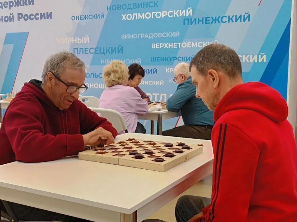 В штабе общественной поддержки «Единой России» прошёл турнир по шахматам и шашкам В рамках Всероссийского марафона «Сила России» совместно с региональным отделением Федерации спорта слепых состоялся захватывающий турнир, в котором приняли участие люди с ограниченными возможностями здоровья. Мероприятие, организованное при поддержке Регионального совета сторонников партии «Единая Россия», стало площадкой для демонстрации мастерства, силы духа и спортивной дружбы. «Такие инициативы помогают не только развивать спортивные навыки, но и показывают, что возможности человека — безграничны, а вера в себя и поддержка общества — важнейшие шаги к победе. Благодарим всех участников, организаторов и сторонников за активную вовлеченность и поддержку! Вместе мы делаем Россию сильнее и добрее!» — прокомментировали в АРО ВПП «Единая Россия». Фото «Единой России»
