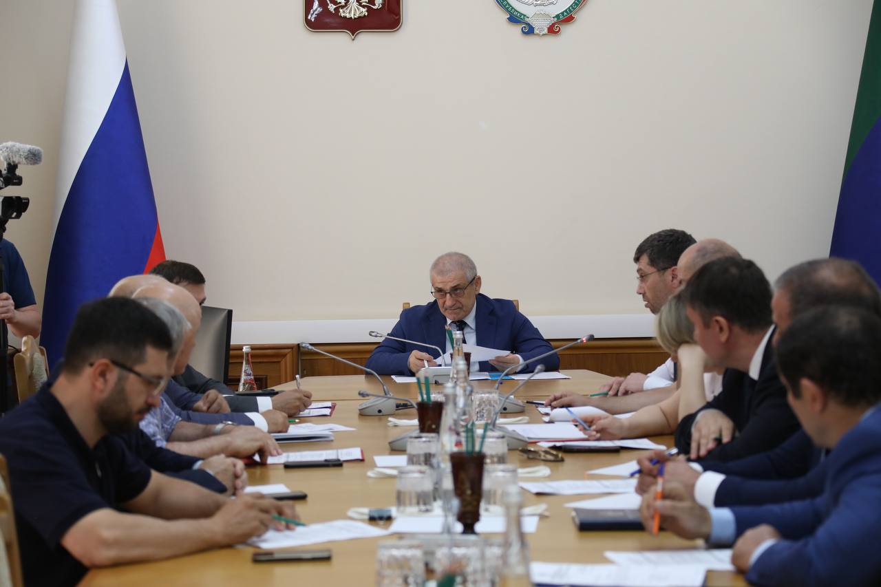 Дагестан с бизнес-миссией посетит расширенная делегация Беларуси  Под руководством вице-премьера Ризвана Газимагомедова прошло совещание по вопросу подготовки к рабочему визиту делегации Беларуси в Дагестан.   Напомним, по итогам визита дагестанской делегации в Беларусь 26-28 февраля 2025 года во главе с Председателем Правительства РД Абдулмуслимом Абдулмуслимовым подписан План мероприятий по развитию отраслей промышленности Беларуси и Дагестана. Комментируя итоги визита дагестанской делегации, председатель Белкоопсоюза Инесса Короткевич заявила, что в июле 2025 года делегация Беларуси совместно с представителями промпредприятий совершат ответный визит в Дагестан.    Вице-премьер Ризван Газимагомедов отметил, что в ближайшие дни Дагестан готовится принять представительную делегацию из Беларуси, нацеленную на укрепление деловых и экономических связей между двумя регионами. Визит обещает стать важным шагом в развитии взаимовыгодного сотрудничества в различных отраслях.    В состав делегации войдут председатель Белкоопсоюза Инесса Короткевич, председатель концерна «Беллегпром» Татьяна Лугина, а также руководители ряда крупных промышленных предприятий.    Цель визита – наладить прямые контакты с дагестанскими партнерами, изучить инвестиционный климат республики и обсудить возможности реализации совместных проектов.    Программа предусматривает насыщенный график мероприятий, включающий деловые переговоры, посещение промышленных и сельскохозяйственных предприятий. Также запланировано проведение третьего заседания Двусторонней комиссии по координации сотрудничества между регионами.