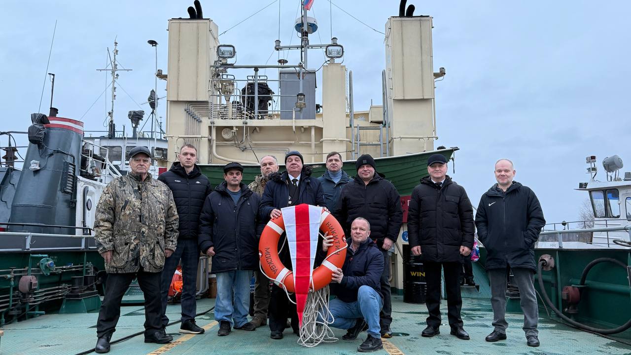 В Тверском РГС филиале ФГБУ Канал имени Москвы прошли испытания новой цифровой системы связи Она повысит оперативность реагирования на ЧС снизит риски аварий и улучшит управление судоходством на внутренних водных путях Система связи состоит из судовых ультракоротковолновых радиостанций NavCom серии СРС которые используются для передачи сигналов бедствия Они содержат данные о точных координатах судна и типа бедствия Принятая информация на автоматизированное рабочее место оператора радиотелефонной связи БРИС IP Оператор может запросить данные с береговой станции и отслеживать местоположение судна в закрепленной за ним акватории В ходе тестирования успешно проведена загрузка корректурных файлов для государственных электронных навигационных карт внутренних водных путей Московского бассейна по ультракоротковолновым радиоканалам с последующей их загрузкой в электронную картографическую систему установленную на судне объем переданной информации составил 0 5 Мб Росморречфлот в MAX ВК
