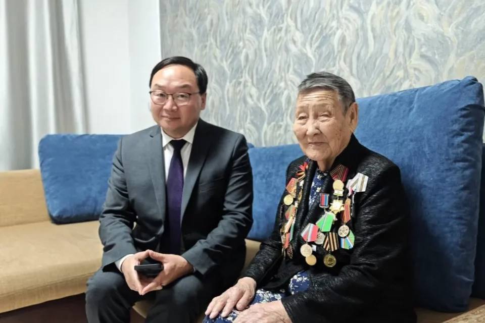 В Якутии поздравили старейшую 104 летнюю жительницу 104 летнюю якутянку Татьяну Сафонову поздравили с декадой пожилых людей в республике Старейшую жительницу региона навестил вице премьер Георгий Степанов Татьяна Семеновна Сафонова легендарная личность Родившись в январе 1921 года в селе Дабаан Олёкминского улуса она прошла долгий и достойный путь Трудилась трактористкой бригадиром тракторного звена и участковым механизатором Получив образование в Школе механизаторов сельского хозяйства впоследствии работала заведующей детским садом и председателем Дабанского сельсовета Несмотря на почтенный возраст долгожительница сохраняет удивительную тягу к жизни интерес к окружающему миру До недавнего времени она навещала свою малую родину в Олёкминске и проводила лето в Чурапче у старшей дочери Сейчас проживает в Якутске у внучки Все новости Яестьновость Обсудить Читайте нас в MAX