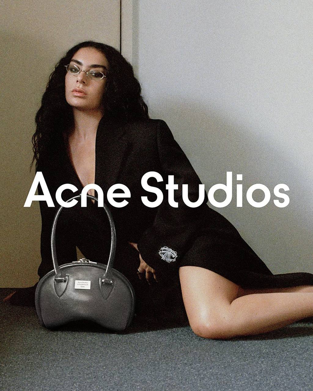 Acne Studios придерживаются своей рекламной стратегии «Sex Sells», и добавляют к ней немного brat-ской энергии — в новой кампании бренда приняла участие Charli XCX.  Фото: Талия Четрит.