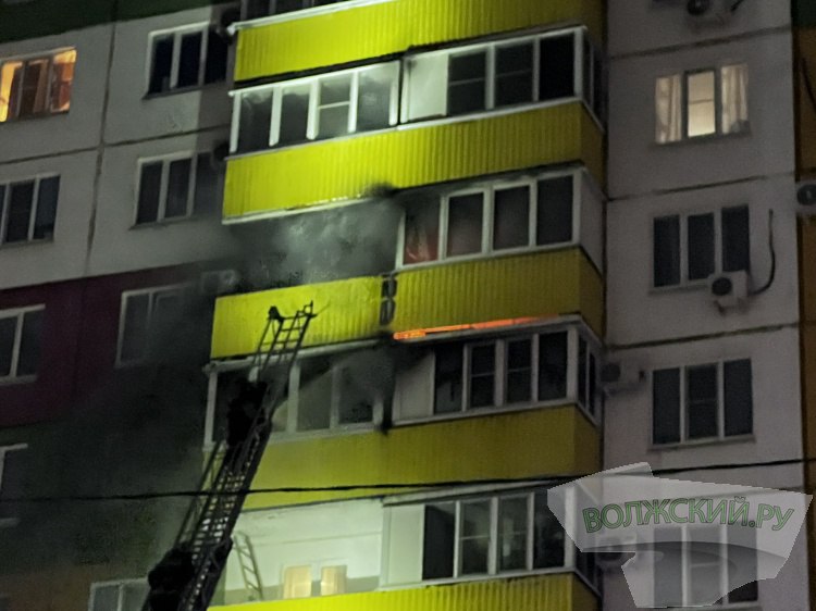 В 19 микрорайоне Волжского среди ночи загорелась квартира Очередное сообщение о пожаре в жилом секторе Волжского поступило в третьем часу ночи на 26 мая. Как сообщили Волжский.ру в ОНД и ПР по городу Волжскому, пожар вспыхнул в одной из квартир жилой пятиэтажки по улице Пионерской в 19 микрорайоне. В одной и комнат огнем были охвачены домашние вещи на площади порядка 5 м2. На место ЧП выезжали пожарные расчеты ПСЧ-32 Волжского. Спасатели ликвидировали горение почти через полчаса. В огне никто не пострадал. Подробнее на Волжский.ру: