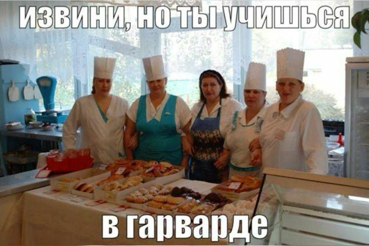 В Ростовской области изменятся правила для размещения торговых точек и летних кафе В Ростовской области стартует реформа уличной торговли направленная на улучшение качества услуг и упрощение правил для предпринимателей Губернатор региона Юрий Слюсарь подписал новое постановление которое меняет правила размещения торговых точек включая летние кафе По словам губернатора реформа стала ответом на многочисленные жалобы граждан о неорганизованности и непрезентабельном внешнем виде торговых павильонов Основная цель изменений создать простые и прозрачные правила избавив бизнес от избыточного регулирования В рамках реформы для каждого населенного пункта будут установлены зоны и схемы размещения торговых объектов а также введены стандарты их внешнего вида Кроме того планируется создание единой онлайн платформы с информацией о свободных местах для торговли и правилах аренды которая будет обновляться раз в квартал Механизм расчета аренды станет прозрачным формулы определяющие стоимость размещения будут едиными для всех муниципалитетов а электронные торги открытыми Предприниматели и фермеры получат преференции а субаренда будет запрещена что обеспечит доступ к уличной торговле для реальных производителей Постановление уже вступило в силу однако новые меры будут внедряться поэтапно enter rostov