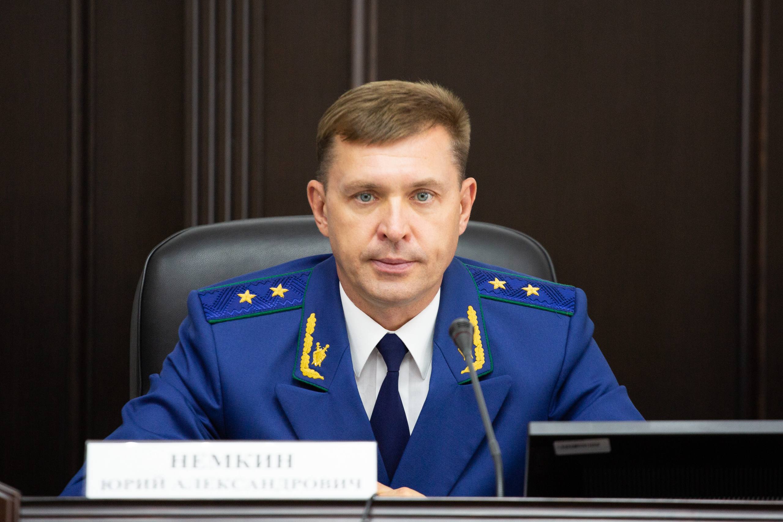 Прокурор края Юрий Немкин контролирует подготовку Ставрополья к отопительному сезону По поручению прокурора региона проведена проверка исполнения ГУП СК Крайтеплоэнерго законодательства в жилищно коммунальной сфере Надзорным ведомством установлено в 11 муниципальных образованиях краевым предприятием не приняты своевременные меры к замене изношенного оборудования повсеместно не принимаются меры по снижению дебиторской задолженности за пользование коммунальными ресурсами допущен ее рост более чем на 16 ненадлежащим образом реализовывается инвестиционная программа средства которой освоены менее чем на 70 не обеспечено выполнение работ финансируемых за счет Фонда содействия реформированию жилищно коммунального хозяйства по строительству и модернизации котельных и тепловых сетей на территории 3 округов По итогам проверки руководителю ГУП СК Крайтеплоэнерго внесено представление которое рассмотрено и удовлетворено 3 виновных должностных лица привлечены к дисциплинарной ответственности В преддверии начала холодов во исполнение требований прокуратуры края подготовлено к работе более 600 км теплосетей и 605 котельных полностью заменено около 7 км ветхих сетей теплоснабжения произведены ремонт и модернизация оборудования 82 котельных заменена техника в 19 котельных взыскано более 50 млн рублей задолженности за теплоноситель предусмотренные инвестиционной программой мероприятия выполнены в полном объеме Благоприятное прохождение населением края отопительного сезона находится на контроле надзорного ведомства