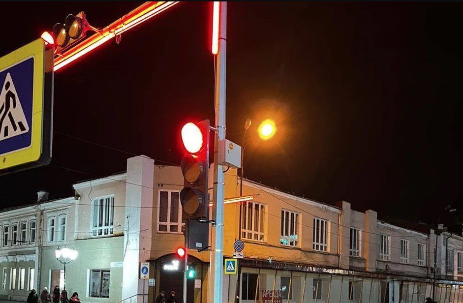 На дорогах Иркутска устанавливают более 20 новых светофоров Как рассказали КП Иркутск в городской администрации особое внимание уделяется безопасности на улицах возле образовательных учреждений а также на участках с высокой проходимостью пешеходов Уже установлены светофоры на улицах Баумана 20 й Советский переулок и Советской у Суворовского училища пояснили в пресс службе администрации Также до конца 2025 года светофор появится на бульваре Гагарина улице Карла Маркса и на улице Байкальской 119 121 Анализ аварийности за предыдущие годы показал что данные участки являются опасными Дорожные регуляторы уже установили на пересечениях улиц 2 я Железнодорожная Касьянова и Лебедева Кумача Трилиссера На перекрестках Дзержинского Чехова и Дзержинского Урицкого отремонтировали светофоры Для последующего подключения светофоров на 16 участках ведется приемка выполненных работ С полным списком адресов можно ознакомиться по ссылке vk cc cRqFrM