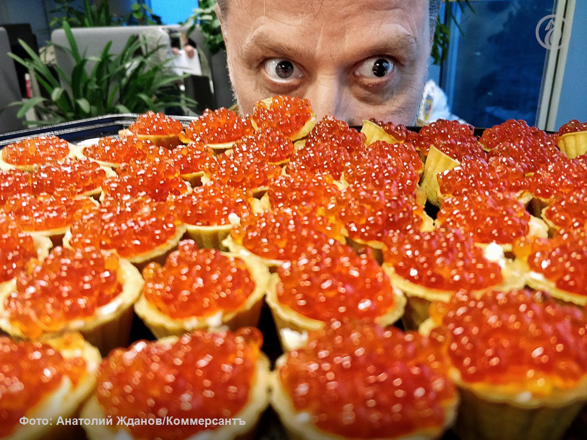 На российском рынке достаточно икры ее хватит и на Новый год и на Масленицу Об этом заявил председатель Рыбного союза Александр Панин В этом году хоть и небольшой отскок но все равно цены высокие Потребление я думаю в этом году будет ниже чем 15 тыс т Поэтому икры в принципе хватит ее на складах много заявил господин Панин на брифинге По его словам с начала 2025 го икра горбуши в рознице подешевела на 5 икра кижуча на 6 икра кеты на 4 При этом икра нерки подорожала на 13 Подписывайтесь на Ъ Оставляйте бусты