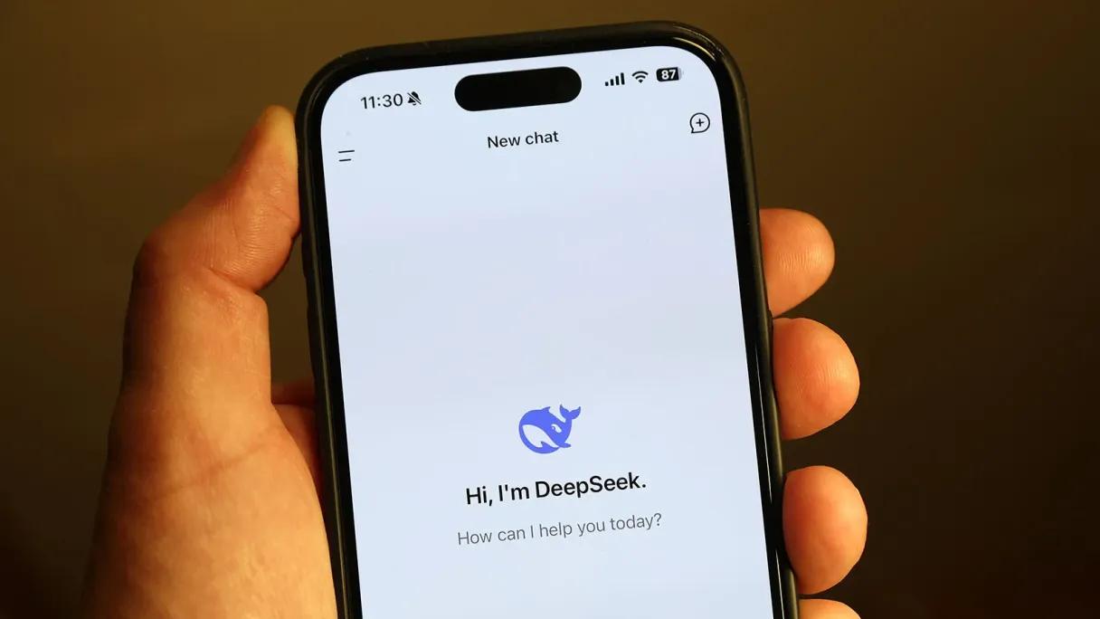 «Яндекс» увидел в разработке китайской компании DeepSeek риск для бизнеса «Яндекс» традиционно в своих отчетах предупреждает, что новые модели искусственного интеллекта и продукты на их основе, которые разрабатывает и использует как сама группа, так и ее конкуренты, могут повлиять на бизнес «Яндекса». Компания, занимавшая на конец 2024 года 65,3% на российском поисковом рынке, как и ранее, обратила внимание на стремительное развитие больших языковых моделей нового поколения, таких как GPT-4, способных генерировать ответы на поисковые запросы и другой качественный контент. В отчете за 2024 году компания к этому добавила, что «на конкурентную среду может оказать влияние появление модели DeepSeek с открытым исходным кодом, которая, согласно публично доступной информации, использовала значительно меньше вычислительных ресурсов для этапа дообучения, чем многие конкурирующие модели». «Яндекс» отметил, что «активно участвует в этом процессе, запустив свое новое поколение языковых моделей YandexGPT 5, которое уже сопоставимо по качеству с основными конкурентами». Компания указала, что YandexGPT 5 уже используется в виртуальном ассистенте «Алиса», ежемесячная аудитория которого превышает 70 млн человек. «Однако новые модели конкурентов могут обострять конкуренцию, что приведет к отставанию моделей Группы и переходу пользователей к конкурентам», — допускает, в частности, «Яндекс». Подробности на сайте Forbes : Фото Justin Sullivan / Getty Images