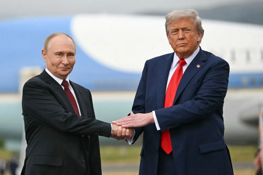 Трамп заявил что верит в силу диалога комментируя свое взаимодействие с Путиным Я тот кто верит в силу разговора сказал американский лидер в Белом доме говоря о российском лидере Трамп раскритиковал лидеров стран Большой семерки G7 которые исключили Москву из состава Большой восьмерки G8 а потом по словам американского президента 90 времени на своих встречах говорили о России Это был глупый поступок добавил Трамп комментируя исключение РФ Я придерживаюсь мнения что говорить нужно со всеми Я не из тех парней которые говорят Ой давай не будем с ним разговаривать Знаешь ведь война идет Не будем с ним говорить Мне нравится общаться подчеркнул американский лидер