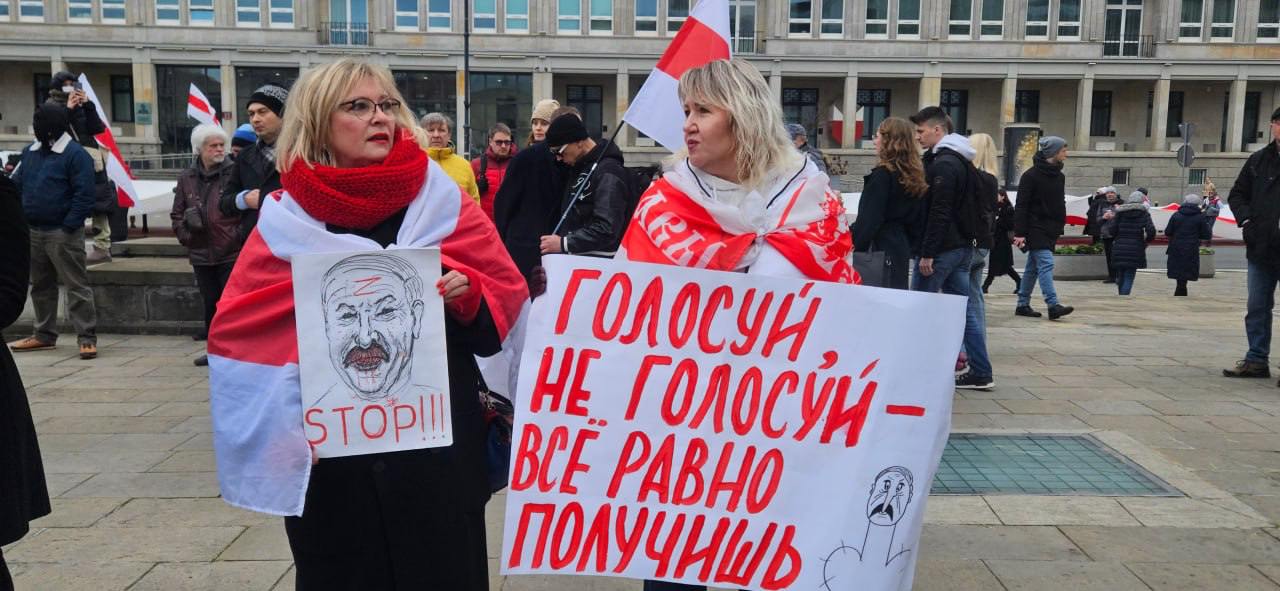 Митинг против «выборов» в Беларуси проходит в Варшаве  Тысячи беларусов вышли на улицы Варшавы, чтобы выразить протест против президентских «выборов» в Беларуси, об этом сообщают «Белсат» и «Зеркало».  К протестующим присоединилась и Светлана Тихановская. Она написала, что выборы представляют собой «спектакль-фарс-имитацию».  Тихановская подчеркнула, что пока беларусские власти стараются показать спокойную обстановку на избирательных участках, беларусы по всему миру будут выступать против фальсификаций.   Лукашенко в это время проводит пресс-конференцию в Минске. Корреспондент BBC Стив Розенберг спросил Лукашенко, можно ли считать эти «выборы» демократичными, учитывая, что его политические оппоненты находятся в тюрьме или в эмиграции.  «Стив, кто в тюрьме, кто в изгнании, а ты вот здесь. Это право выбора. Это демократично. Кто-то выбрал тюрьму, кто-то изгнание, как ты говоришь. Мы ж никого не выгоняли из страны. И более того, мы открыли страну. Мы не злопамятные люди, мы не зловредные»,  — ответил Лукашенко.    «Сирена» писала, что нужно знать о предстоящих «выборах» президента Беларуси и как к ним готовились.