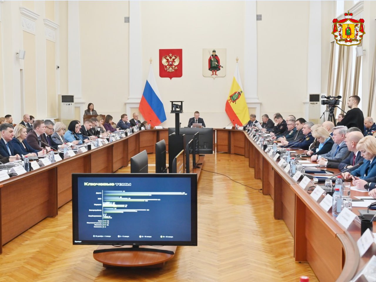 На заседании Правительства Рязанской области обсудили планы дальнейшего развития проекта Активное долголетие здоровая Рязань Программа успешно работает в регионе количество участников превысило плановые показатели на 20 В проекте четыре основных направления спорт творчество карьерное долголетие и современная система заботы Скоро начнут работать обучающие курсы бариста и школа режиссуры В ближайшее время делегация Рязанской области отправится с визитом в Белоруссию для обмена опытом Губернатор поручил усилить работу по развитию северной ходьбы которой сегодня занимаются уже 12 тысяч человек Это в шесть раз больше чем три года назад Во всех муниципальных образованиях есть участники этой программы люди старшего поколения Очень рад что в регионе сформировалось такое большое сообщество члены которого активно взаимодействуют у них интересные увлечения поездки участие в самых разных культурных спортивных мероприятиях Работу по её развитию дальше будем продолжать и помогать осваивать людям что то новое и интересное отметил Павел Малков рязанскаяобласть Подписывайтесь на наш канал в МАХ