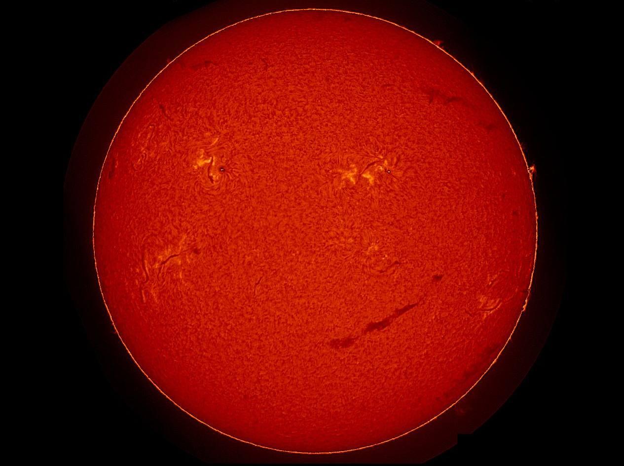 На Солнце появился гигантский смайлик Необычную картину зафиксировали в Лаборатории солнечной астрономии Института космических исследований РАН на поверхности Солнца сформировалась фигура напоминающая смайлик По данным учёных глазами стали две крупные активные области каждая примерно в десять раз больше Земли а улыбкой гигантский протуберанец длиной около 500 тысяч километров Общий размер смайлика достигает 1 5 миллиона километров Фото ИКИ РАН Подписаться на Петербургский дневник в MAX