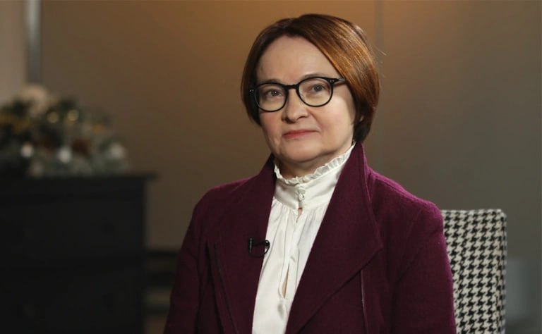 Интересы бизнеса не сводятся только к размеру ключевой ставки заявила глава Банка России Эльвира Набиуллина на макроэкономической сессии форума Россия зовет Я бы при этом не стала сводить интересы бизнеса только к ключевой ставке к процентным платежам Они действительно существенны но не надо умалять роль низкой инфляции сказала она По оценке главы Центробанка нынешняя политика в отношении ключевой ставки работает эффективно сдерживая избыточный спрос и избыточное кредитование Фото РБК РБК в Telegram и MAX