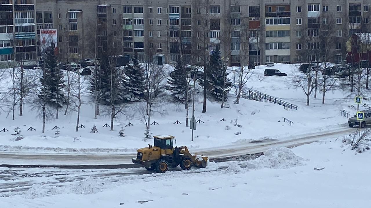 Ванинский район посетил очередной циклон  В данный момент ведутся работы по посыпке и расчистке снега.    В первоочередном порядке расчищаются центральные дороги, после чего уборка снежных масс продолжается на других внутрипоселковых дорогах.  На краевых дорогах работают 3 единицы техники, завтра грейдеры выйдут снимать снежные накаты. Также 3 КДМ выйдут на посыпку дорог.   Напоминаем водителям и пешеходам о безопасности на дорогах.  В случае происшествия звоните на единый номер аварийных служб 112.