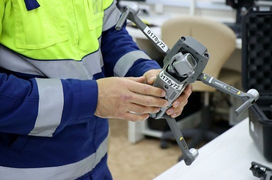До конца года на вооружение амурской службы Дорожный патруль поступит комплекс БПЛА С помощью дрона планируют осуществлять мониторинг транспорта и инфраструктуры следить за состоянием дорог и обеспечением безопасности движения сообщил региональный Минтранс Мы активно расширяем функционал службы В настоящее время беспилотные летательные аппараты применяются во многих областях Стараемся не отставать и внедрять современное оборудование Помимо коптеров в ближайшее время ожидаем поступления специального автофургона и шумомеров отметил руководитель службы Дорожный патруль Дмитрий Руденко Инспекторы службы с помощью БПЛА будут следить за аварийно опасными участками дорог региона Комплекс сможет фиксировать ряд грубых нарушений среди которых выезд на встречку и движение по обочине Также беспилотник поможет оперативно выявлять появление неровностей покрытия ямы и выбоины   Управлять новым комплексом БПЛА будут сотрудники службы которые прошли обучение