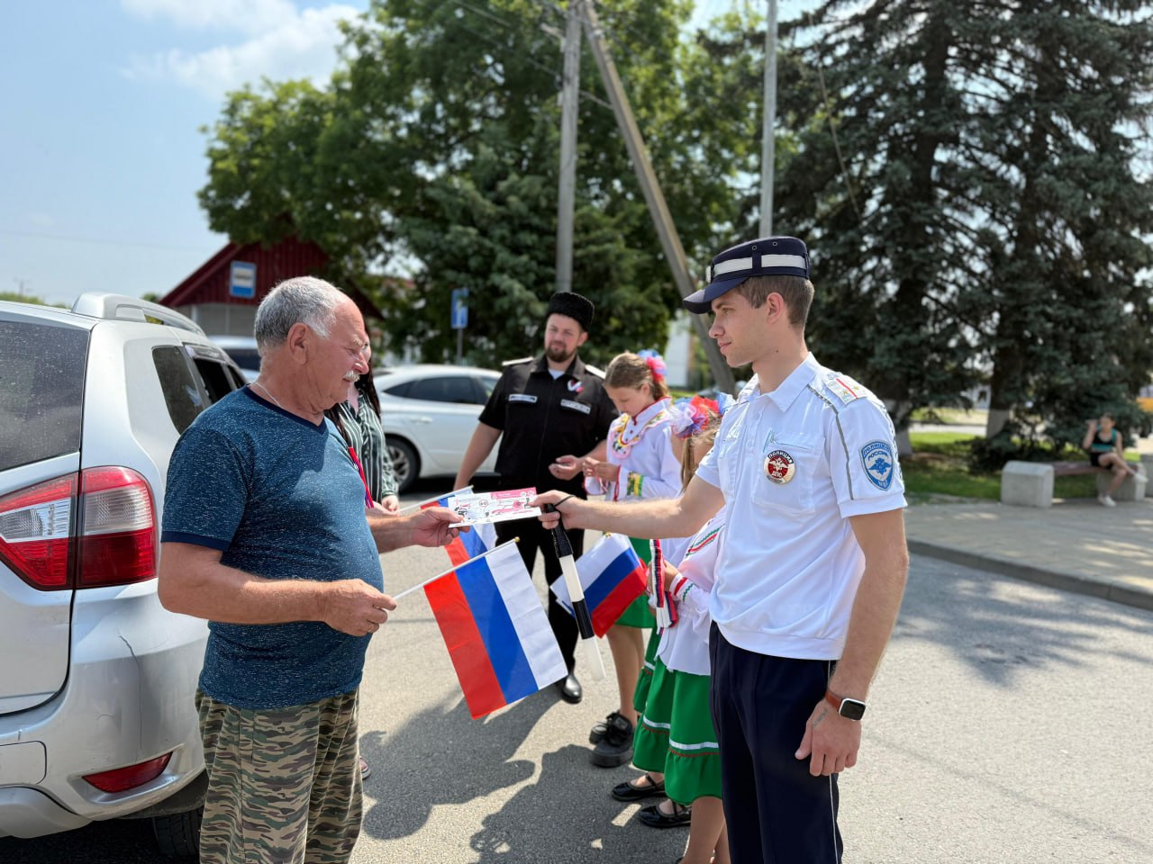 В преддверии празднования «Дня России» сотрудники Курганинской Госавтоинспекции совместно с активистами отдела казачьей молодежи Курганинского района провели праздничную акцию «Дорога жизни». Во время акции автоинспекторы напомнили водителям о строгом соблюдении Правил дорожного движения, в частности соблюдения скоростного режима, недопущения управления в состоянии опьянения и выезда на полосу встречного движения, где запрещено ПДД, а также обязательном использовании детских удерживающих устройств, при перевозке детей. Активисты призывали участников быть более аккуратными и взаимовежливыми за рулем, уступать дорогу пешеходам и не подвергать опасности детские жизни. Всем участникам мероприятия вручались памятки по соблюдению ПДД и символика России. ГЛАВНЫЕ НОВОСТИ