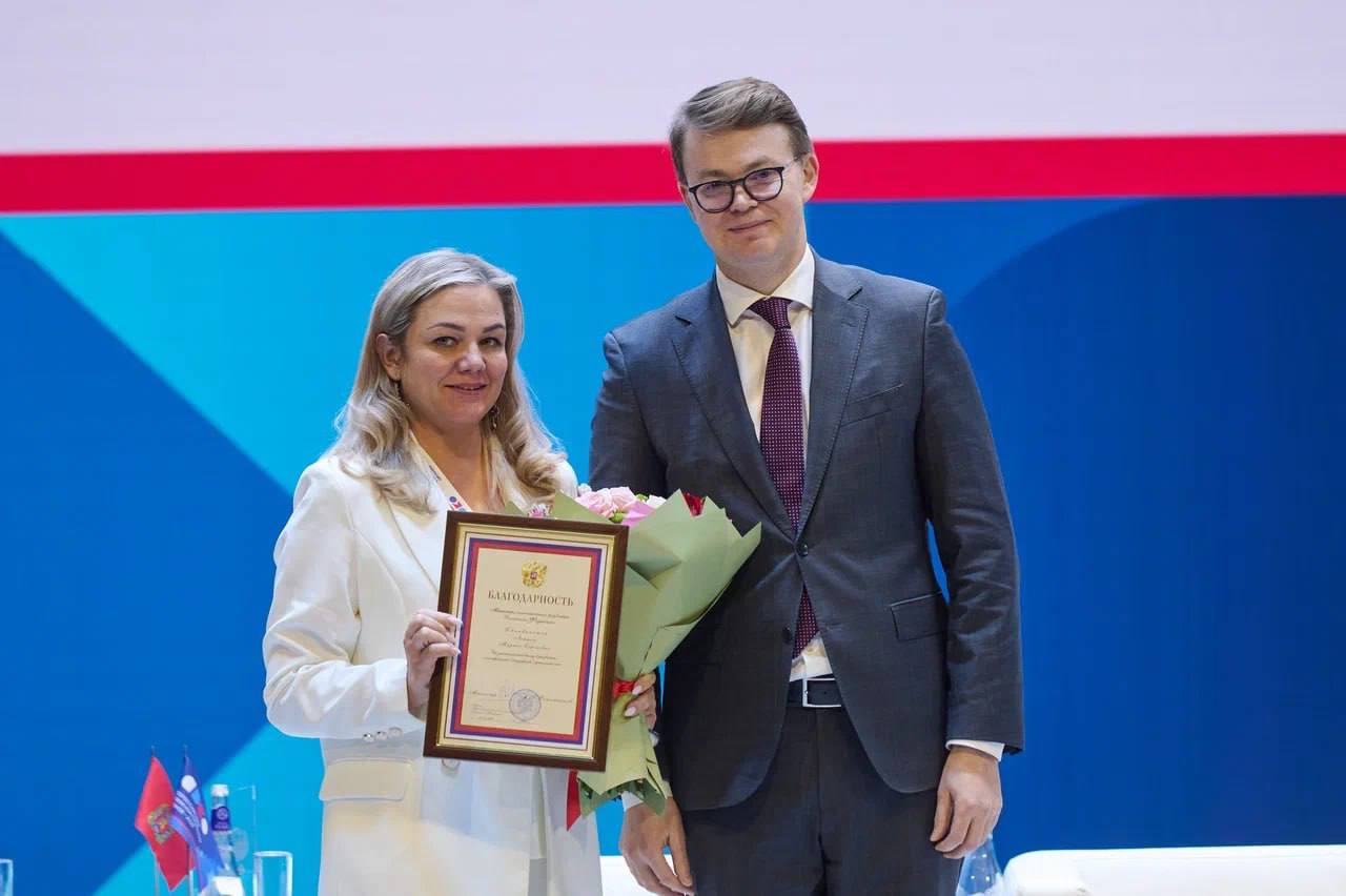 На Форуме КНО состоялось награждение Лидеров КНД Алексей Херсонцев статс секретарь заместитель министра экономического развития РФ вручил награды федеральным ведомствам и регионам которые заняли лидирующие позиции в рейтингах контроля за 2024 год Росздравнадзор и Росреестр были отмечены за эффективную работу по внедрению передовых практик контроля надзора и лидирующие позиции в рейтинге федеральных органов по показателям контрольной надзорной деятельности Среди региональных команд званием Лидер контроля за высокий уровень организации работы по совершенствованию контрольной надзорной деятельности и лидирующие позиции в рейтинге субъектов Российской Федерации в контроле были награждены Красноярский край г Санкт Петербург Республика Татарстан Свердловская область Ямало Ненецкий автономный округ ФорумКНО2025 Подписаться на Мастерскую