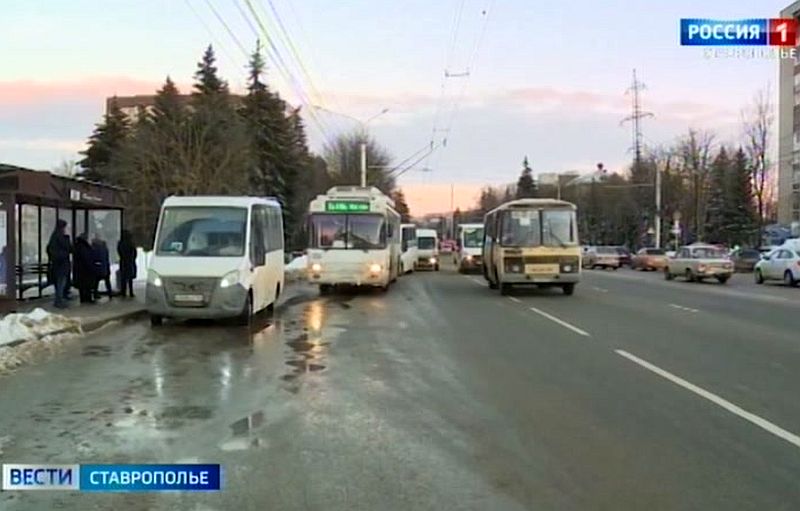 В Ставрополе началось очередное повышение стоимости проезда  С сегодняшнего дня проезд на многих маршрутах общественного транспорта в Ставрополе подорожал.   В троллейбусе вместо 19 рублей теперь нужно заплатить 25 рублей. В крайтрансе объяснили изменения общей инфляцией: подорожанием запчастей и повышением зарплаты сотрудникам предприятия.  В этом месяце ожидается подорожание и на других видах транспорта. С 17 февраля за одну поездку на автобусе № 32А жители и гости краевой столицы заплатят 35 рублей.  Также подорожает проезд на маршрутах №№ 41 и 47. Объявления о повышении цен уже появились в автобусах. С 14 февраля вместо 35 рублей за поездку придется отдать 40 рублей.