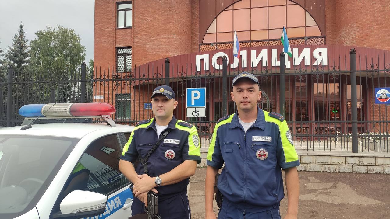 Сотрудники Госавтоинспекции оказали помощь на дороге водителю, у которого произошла поломка автомобиля    Слова благодарности сотрудникам Госавтоинспекции молодой человек написал на странице в социальной сети.    Накануне в вечернее время сотрудники Госавтоинспекции Отдела МВД России по Бирскому району лейтенанты полиции Булат Сафин и Ильшат Салимов при объезде маршрута патрулирования на 78 км автодороги Уфа-Янаул заметили автомобиль, который стоял со включённой аварийной сигнализацией.   За рулем находился мужчина, который пояснил, что у него заглох автомобиль и не заводится, и он не в силах устранить проблему самостоятельно. Продолжительное время никто из проезжавших мимо водителей не остановился, чтобы помочь путнику.    ‍ Инспекторы ДПС, обеспечив безопасность нахождения транспорта на дороге, нашли поломку в стартере. Подобрав необходимые ключи, они устранили неполадки. Затем сотрудники полиции свозили молодого человека на ближайшую автозаправочную станцию.    Заправившись, молодой человек поблагодарил инспекторов ДПС и продолжил свой путь.   Оказание помощи участникам дорожного движения - это приоритетное направление нашей службы.