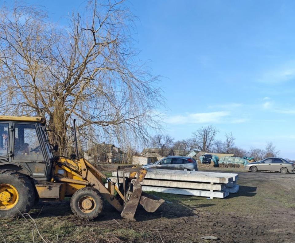 В селе Новофедоровка провели работы по благоустройству санитарной зоны водонапорной скважины   Специалисты территориально-производственного участка Голопристанского округа совместно с военнослужащими группировки «Днепр» и представителями местных фермерских хозяйств провели работы по уборке территории, прилегающей к водонапорной скважине и установили площадку для забора воды.   Площадку, состоящую из железобетонных блоков, соорудили с целью обеспечения безопасного и комфортного подъезда автотранспортных средств для забора воды.   «Проведенные работы - важный шаг для обеспечения удобного доступа к водным ресурсам, который, к тому же, позволил благоустроить окружающую территорию возле скважины» - отметили сотрудники Голопристанского ТПУ ГУП «Облводоканал». #Общество