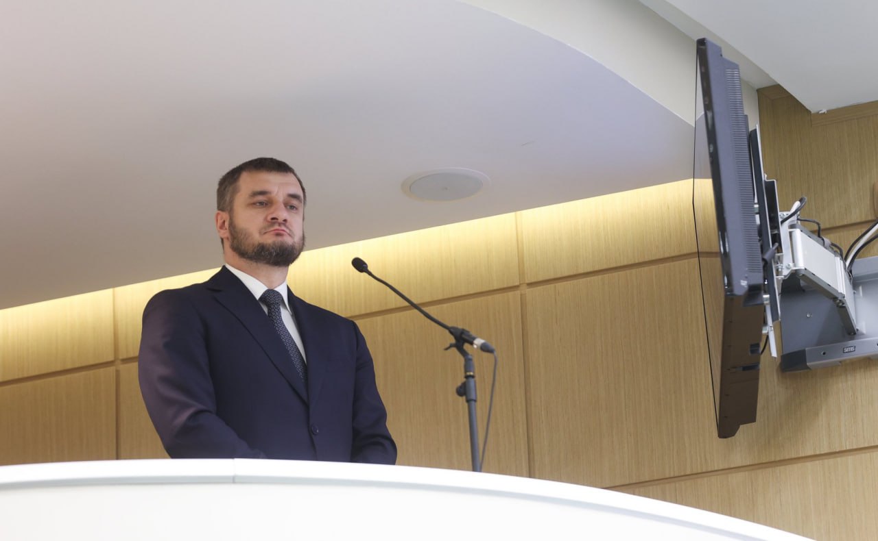 Совет Федерации одобрил законопроекты о создании ТОР «Магадан» Такое решение принято сегодня в ходе 591-го заседания верхней палаты российского парламента. Новые нормы вступят в силу сразу после их подписания Президентом России. Теперь предприниматели, реализующие инвестпроекты в границах Магадана, став резидентами ТОР, смогут пользоваться всеми налоговыми льготами и преференциями этого режима. Это позволит повысить уровень инвестиционной активности в регионе. Статус эксклюзивной таможни, введенный прежним режимом ОЭЗ еще 25 лет назад, тоже сохранится. В прошлом году по поручению Президента его действие продлено до 2046 года. Задачи инвестиционной политики и условия ведения бизнеса меняются вместе со временем. Новыми нормами мы донастроили ранее действующие в Магаданской области механизмы господдержки с учетом лучших современных практик стимулирования бизнеса. За основу взят успешно действующий в других дальневосточных и арктических регионах экономический режим ТОР, - заявил замглавы Минвостокразвития России Виталий Алтабаев. Ранее законопроекты были полностью поддержаны профильными парламентскими комитетами и согласованы со всеми заинтересованными ведомствами. После вступления законов в силу Минвостокразвития России совместно с КРДВ и Правительством Магаданской области утвердят комплексный план развития новой ТОР.