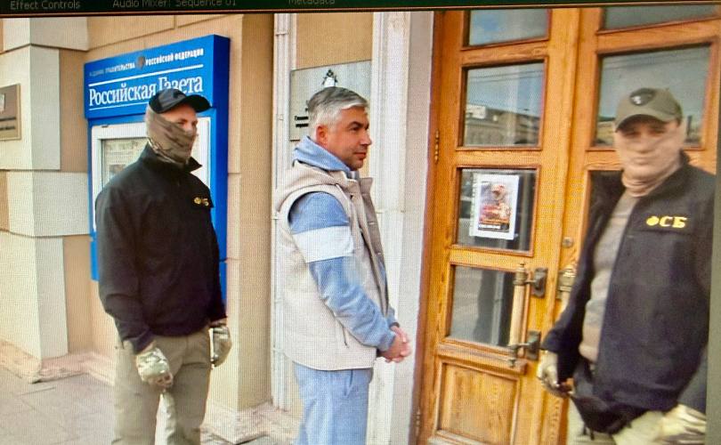 На экс главу администрации Ростова Логвиненко возбудили уголовное дело за получение взятки На бывшего главу администрации Ростова Алексея Логвиненко завели новое уголовное дело за получение взяток Об этом сообщил источник 1RnD в правоохранительных органах Это уже второе дело в отношении бывшего градоначальника Уголовное дело было возбуждено по статье о получении взятки Логвиненко через подчиненного брал деньги за получение контракта на охрану муниципальных объектов Речь идет о сумме более 11 млн рублей рассказал источник По данным еще одного источника речь идет о контракте с группой охранных предприятий Генерал Именно эта компания занимается охраной зданий администрации города По данным источника руководитель компании также стал фигурантом уголовного дела Напомним о задержании Логвиненко стало известно 24 октября На него возбудили уголовное дело по статье о превышении должностных полномочий По данным следствия в 2020 году он являясь главой администрации города вопреки требованиям бюджетного законодательства привлек кредит коммерческого банка Ущерб бюджету оценили в 47 млн рублей Сам экс глава администрации города вину не признает и считает что поводов возбуждать дело не было Алексея Логвиненко отправили в СИЗО на два месяца до 23 декабря 2025 года Ему грозит от 3 до 10 лет колонии Подпишись на 1Rnd в МАХ Написать в редакцию