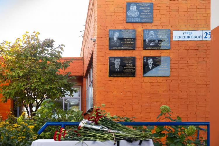 Во Владивостоке в школе 59 состоялось открытие мемориальной доски Герою России полковнику Сергею Ефремову На церемонии присутствовали родственники школьники представители общественности и администрации города Вице губернатор Приморского края Сергей Ефремов командовал добровольческим отрядом Тигр с момента его создания и погиб в феврале 2025 года при выполнении боевого задания в Курской области За свою службу он был удостоен званий Героя ДНР Героя Приморского края и Героя Российской Федерации посмертно а также награжден Георгиевским крестом и другими наградами