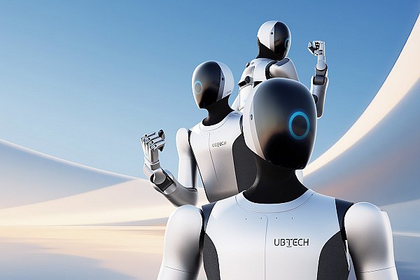 UBTech договорилась с Airbus о внедрении роботов гуманоидов в авиастроение Китайская компания разработчик гуманоидных роботов UBTech Robotics заключила соглашение о поставке роботов Airbus В перспективе эти аппараты должны быть внедрены в производство Об этом сообщает ТАСС со ссылкой на газету South China Morning Post SCMP По данным издания корпорация Airbus приобрела робота Walker S2 от UBTech в рамках плана по совместному изучению возможностей применения робототехники в авиастроении Представленный в июле 2025 года робот Walker S2 имеет высоту около 1 76 м и оснащен многофункциональными манипуляторами а также системой машинного зрения что позволяет ему двигаться подобно человеку и воспринимать окружающую ситуацию Андроид может переносить предметы весом до 15 кг Он также оснащен системой искусственного интеллекта Co Agent и стал первым в мире аппаратом способным к самостоятельной замене батарей что обеспечивает ему круглосуточную работу aviaru net n291624